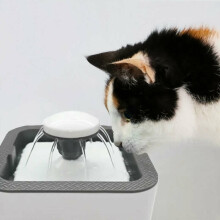 Автоматическая поилка-диспенсер с фонтанчиком для кошек и собак.