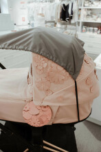 La bebe™ Visor Exclusive Art.164157 Aria Rose Universāls saules sargs (aizsargs) bērnu ratiem un autokrēsliem +DĀVANĀ funkcionāla somiņa no ūdeni atgrūdoša auduma
