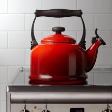 Le Creuset Чайник традиционный 2,1 л красный