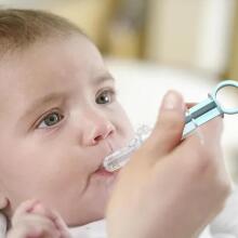 Baby Liquid Medicine Feeder/Dispenser Art.237229 Pudelīte-dozators zāļu un pirmās papildbarības paņēmienam, ar vāku