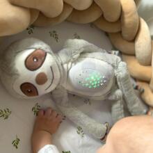 WOOPIE BABY Interaktīva mīkstā rotaļlieta 2in1 Projektors Guļošais Sliņķis