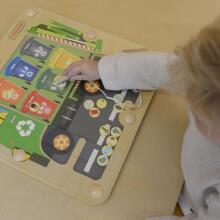 MASTERKIDZ magnētiskā tāfele atkritumu šķirošanas un pārstrādes kravas automašīna Montessori