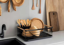 Single-tier dish drying rack, drainer with wooden handles, tray, black
