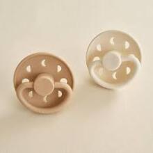 Frigg Moon Phase Round Latex Art.76291385 Blush/Cream Apaļš māneklītis (knupītis) no 100% naturāla kaučuka no 0-6 mēn. (2 gb.)
