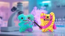 Fuggler Laboratory Misfits by ZURU Smieklīga, neglīta briesmoņa plīša kolekcijas rotaļlieta - MC Goo - zils un violets, bērnu mīkstā rotaļlieta