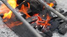 Natural Hardwood Charcoal Art.279932 Premium kvalitātes koksnes kokogles  — ideāli grilam un BBQ,4 kg