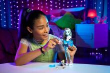 Monster High Frankie Stein Art.HXH73 lelle – elektrizējošs skolas stils ar Watzie un aksesuāriem