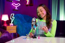 Monster High Frankie Stein Art.HXH73 lelle – elektrizējošs skolas stils ar Watzie un aksesuāriem