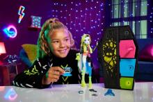Monster High Skulltimate Secrets – Neon Frights Frankie Stein ar gaismojošiem pārsteigumiem