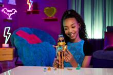 Monster High Клео де Нил – королевский золотой образ с Хиссетт и аксессуарами