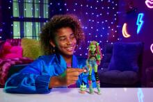 Monster High Venus McFlytrap Doll – Botanical Glam Look with Pet Chewlian & Accessories