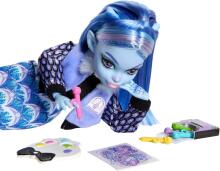 Monster High Fearbook Abbey Bominable – Art Club Doll with College Jacket, Yearbook & Creative Accessories