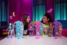Monster High Skulltimate Secrets Catty Noir – garderobes komplekts ar 19+ pārsteigumiem