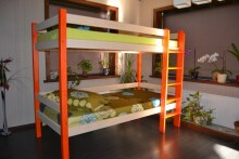 „Straubek Art.2PST LIKA“ dviaukštė natūralaus pušies medinė lova vaikams, lakuota 90x200cm